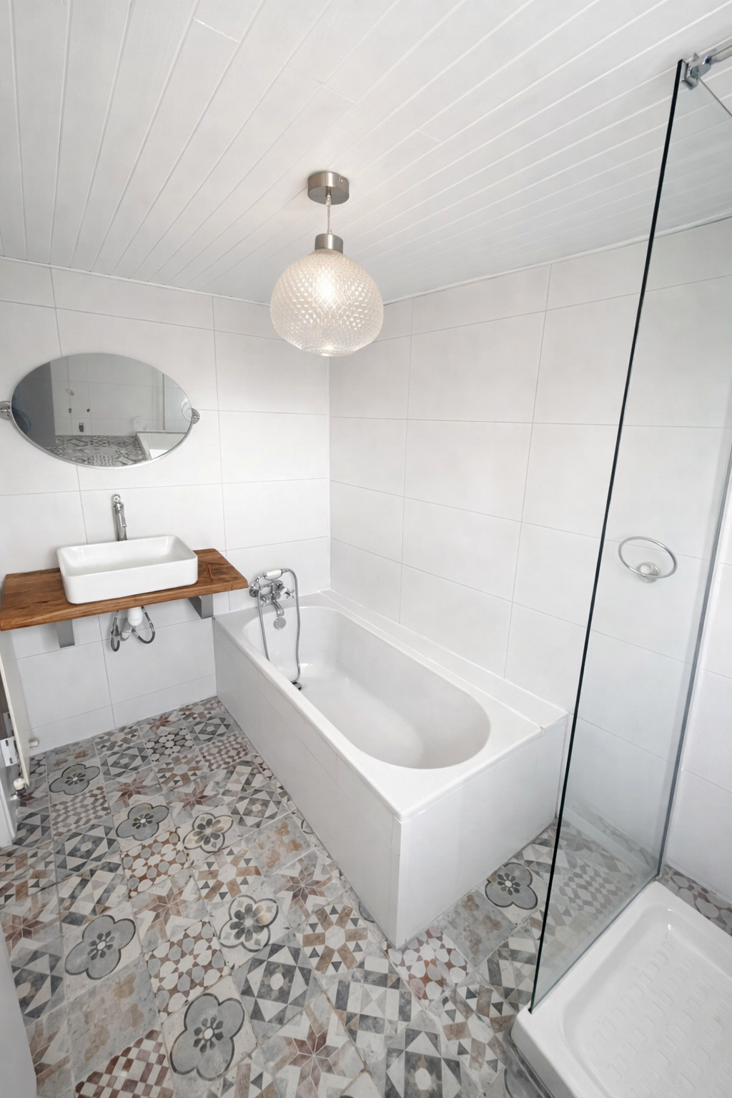 Salle de bain avec baignoire et douche